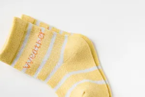 Dettaglio calze a metà tubo in cotone mesh per neonati, stile a righe traspiranti.