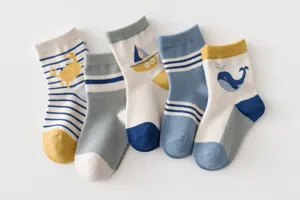 Vue détaillée de chaussettes pour enfants à motif marin de dessin animé, coton doux, respirant.