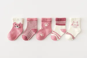 Set di calzini morbidi in cotone per neonato carini con motivi gatto e strisce.