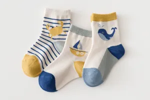 Chaussettes mignonnes en coton pour enfants avec motifs de dessins marins pour le printemps.