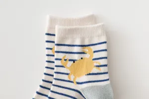 Vue détaillée de chaussettes enfant mignon motif crabe avec rayures bleu et blanc.