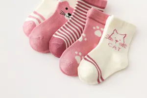 Calzini da neonato in cotone carini con motivo di gatto e zampette, design comodo a metà polpaccio.