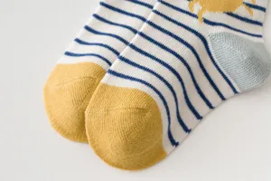 Gros plan détaillé de jolies chaussettes rayées pour enfants avec pointe et talon contrastés.