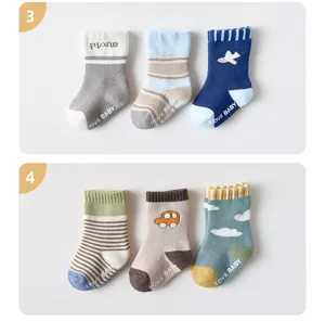 Vue détaillée chaussettes bébé peluche avec motifs avion voiture, semelle antidérapante.