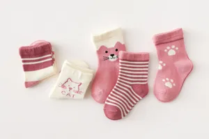 Dettagli di calzini per neonati carini, a righe rosa e bianche con motivo gatto.