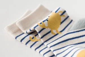 Jolies chaussettes en coton pour bébé à rayures bleues et motif de crabe, respirantes.