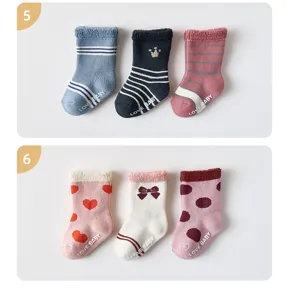 Détail chaussettes bébé, motifs mignons avec semelle antidérapante pour tout-petits