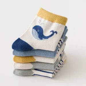 Chaussettes mignonnes en coton pour enfants avec motif de baleine, douces et respirantes.