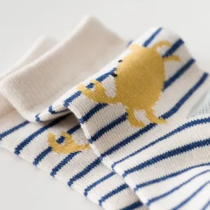 Adorables chaussettes mi-hautes pour enfants à rayures bleues et motif animal marin jaune tricoté.