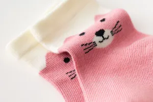 Primo piano di calzini in cotone per neonati con morbida trama lavorata a maglia e animale.