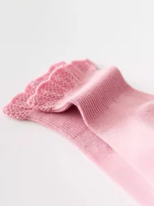 Chaussettes bébé en coton rose à volants, douces et côtelées pour un usage quotidien.