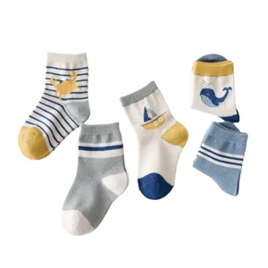 Ensemble de chaussettes mi-mollet en coton pour enfants avec motifs de dessins animés.