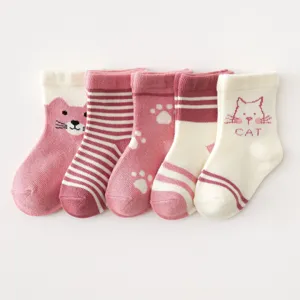 Set di calzini in cotone per neonati con motivo gatto carino, morbido e comodo per i piccoli.