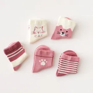 Deliziosi calzini da neonato in cotone con gattini e righe rosa, morbidi e caldi.