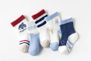 Vue détaillée de chaussettes pour enfants en coton mesh respirant, motifs dauphin et étoile.