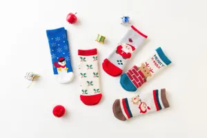 Set di calze natalizie per bambini con simpatici motivi di Babbo Natale e pupazzo.