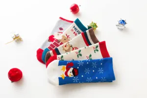 Calzini di Natale per bambini in cotone pettinato spesso, simpatici motivi festivi.