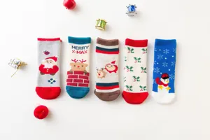 Calzini in spugna di Natale per bambini in dettaglio, con motivi carini e design spesso e caldo.