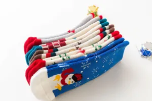 Calze termiche spesse in cotone per bambini con simpatici motivi natalizi.