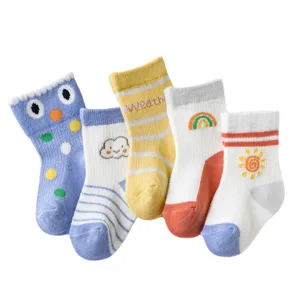 Joli ensemble de chaussettes mi-mollet pour bébé en coton respirant avec motifs de dessins animés.