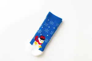 Primo piano del dettaglio della calza invernale spessa da bambini con simpatico pupazzo.