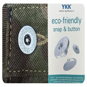 Οικολογικό μεταλλικό κουμπί πίεσης YKK για casual καμουφλάζ τζιν σορτς και ρουχισμό.