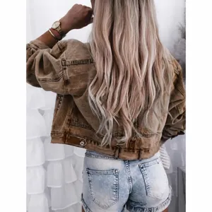 Damen braune Jeansjacke kurze Oberbekleidung mit nieten für modischen lässigen Streetwear Stil.