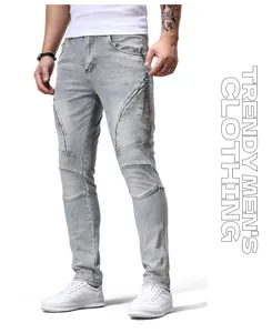 Vista detallada de vaqueros de motorista gris claro para hombre con detalles de cremallera.