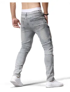 Vista trasera del detalle de vaqueros slim stretch para hombre con parches de motero.