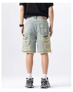 Heren lichtblauwe distressed denim korte broek, losse streetwear hip-hop gescheurde broek.