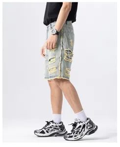 Gedetailleerd overzicht van lichtblauwe heren denim korte broek met destroyed streetwear stijl.