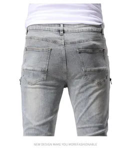Vaqueros de mezclilla ajustados elásticos azul claro para hombre con cremallera lateral.