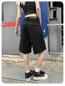 Κομψά μαύρα τζιν σορτς για γυναίκες, casual baggy streetwear 5 ίντσες λεπτομέρεια παντελονιού.