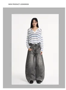 Vue très détaillée du jean ample délavé style rétro américain avec une belle coupe.