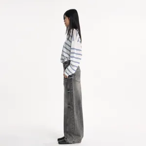 Tenue décontractée rétro lavée avec haut à rayures manches longues et jean baggy gris.