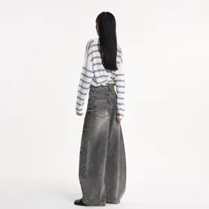Jean en denim noir délavé vintage à jambe large et coupe ample pour un style streetwear unisexe.