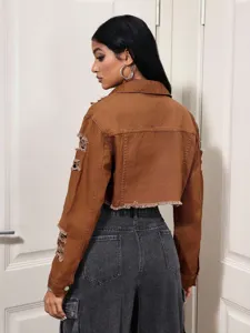 Stijlvolle cropped bruine dames jeansjas met een klassieke kraag en trendy gerafelde zoom.