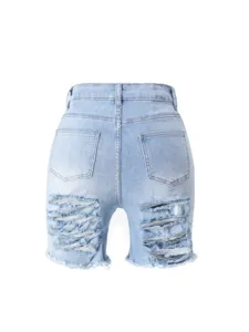 Vue arrière détaillée de short en denim bleu clair déchiré avec ourlet brut ajusté.