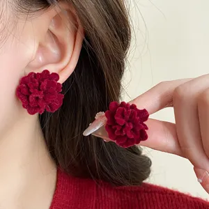 Atemberaubende dunkelrote Samt Blumen Ohrringe, elegantes florales Design für den Alltag.