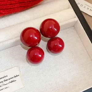 Rote doppelte Kugel Ohrstecker für Damen, stilvolle glänzende asymmetrische Ohrringe Herbst Winter.