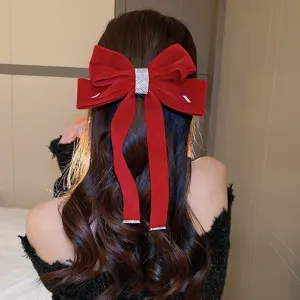 Horquilla de lazo de terciopelo rojo con pedrería y cinta larga, elegante accesorio de pelo vintage.