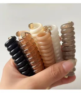 Primo piano dettagliato di set di mollette per capelli a spirale colorate per look quotidiano.
