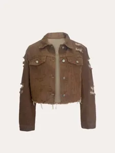 Gedetailleerd overzicht van het bruine distressed denim jasje met gerafelde zoom en knopen.