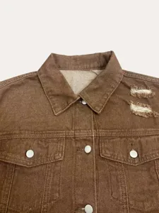 Detail van bruine dames spijkerjas met klassieke puntkraag, drukknoppen en borstzakken voor stijl.