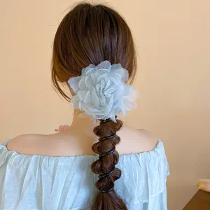 Detail van het mesh bloem haartouw, elegante lichtblauwe telefoondraad haarbandje.