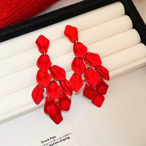 Elegante rote mehrschichtige Blütenblatt Ohrringe für Damen, schicke Herbst Ohrhänger.