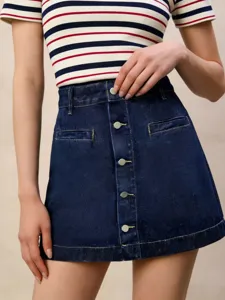 Nahaufnahme des dunkelblauen Damen Jeans-Minirocks mit stylischem einreihigem Knopfverschluss vorne.