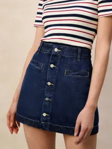 Dunkelblauer Jeans-Minirock für Damen mit Knopfleiste vorne im lässigen Sommer-Look.