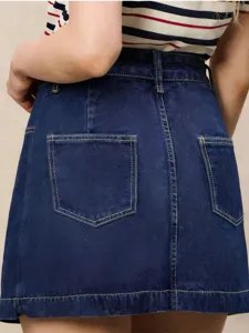 Dunkleblaue Damen Jeans Minirock mit Gesaesstaschen und gelben Naehten fuer den Sommer.