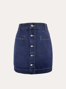 Nahaufnahme des dunkelblauen Jeans-Minirocks mit Metall-Knöpfen vorne und Ziernähten.